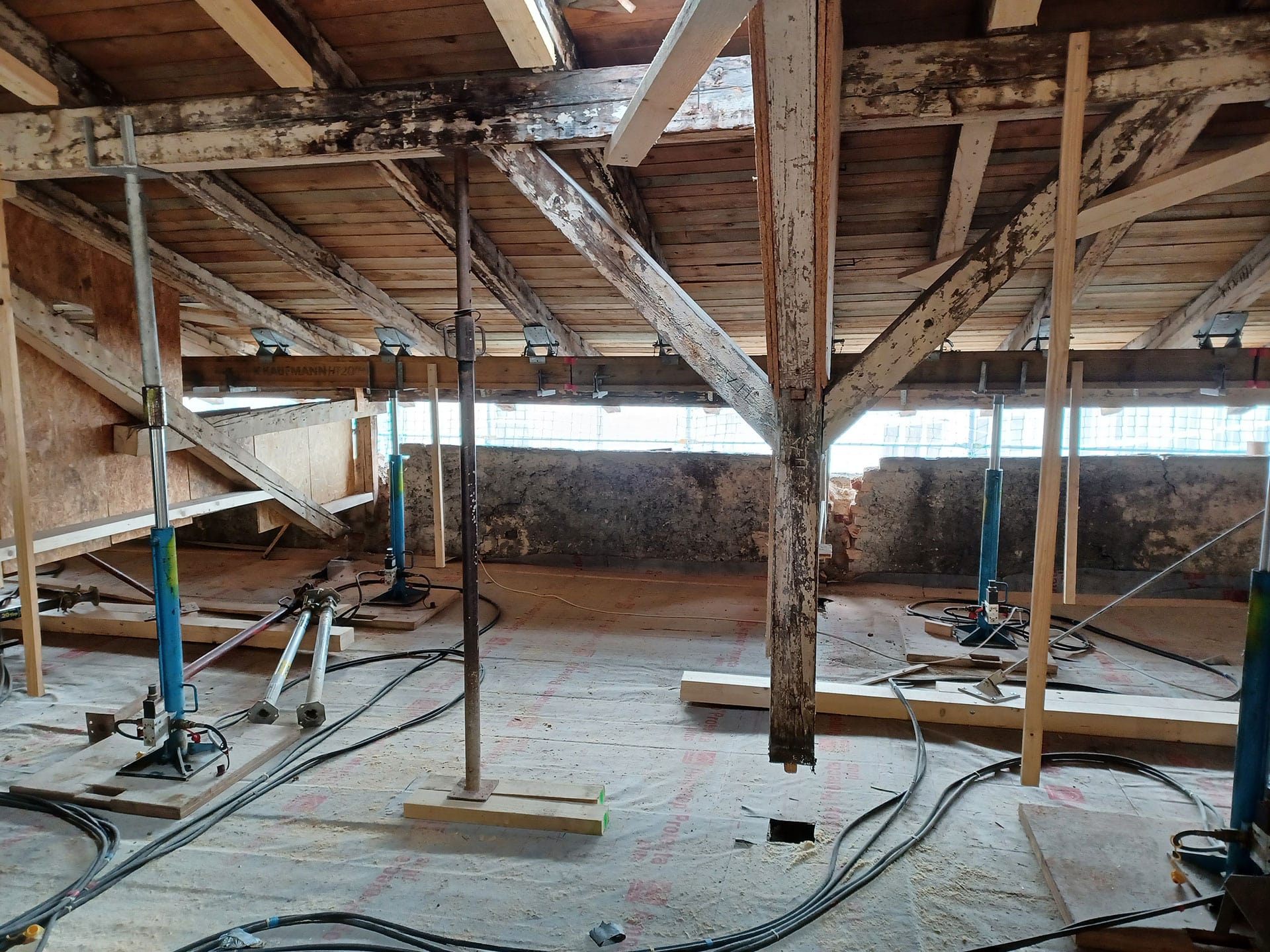 Ausbau des ungenutzen Dachgeschosses zu Wohnraum, mit Dachanhebung Nachweis im Bestand, mit teilweise erfordelichen Verstärkungsmaßnahmen der Holzdeckenbalken und des Dachstuhls.